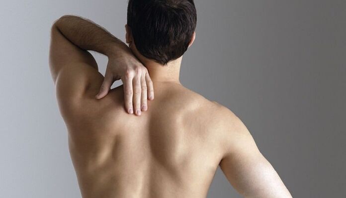 Bolesť chrbta medzi lopatkami u muža